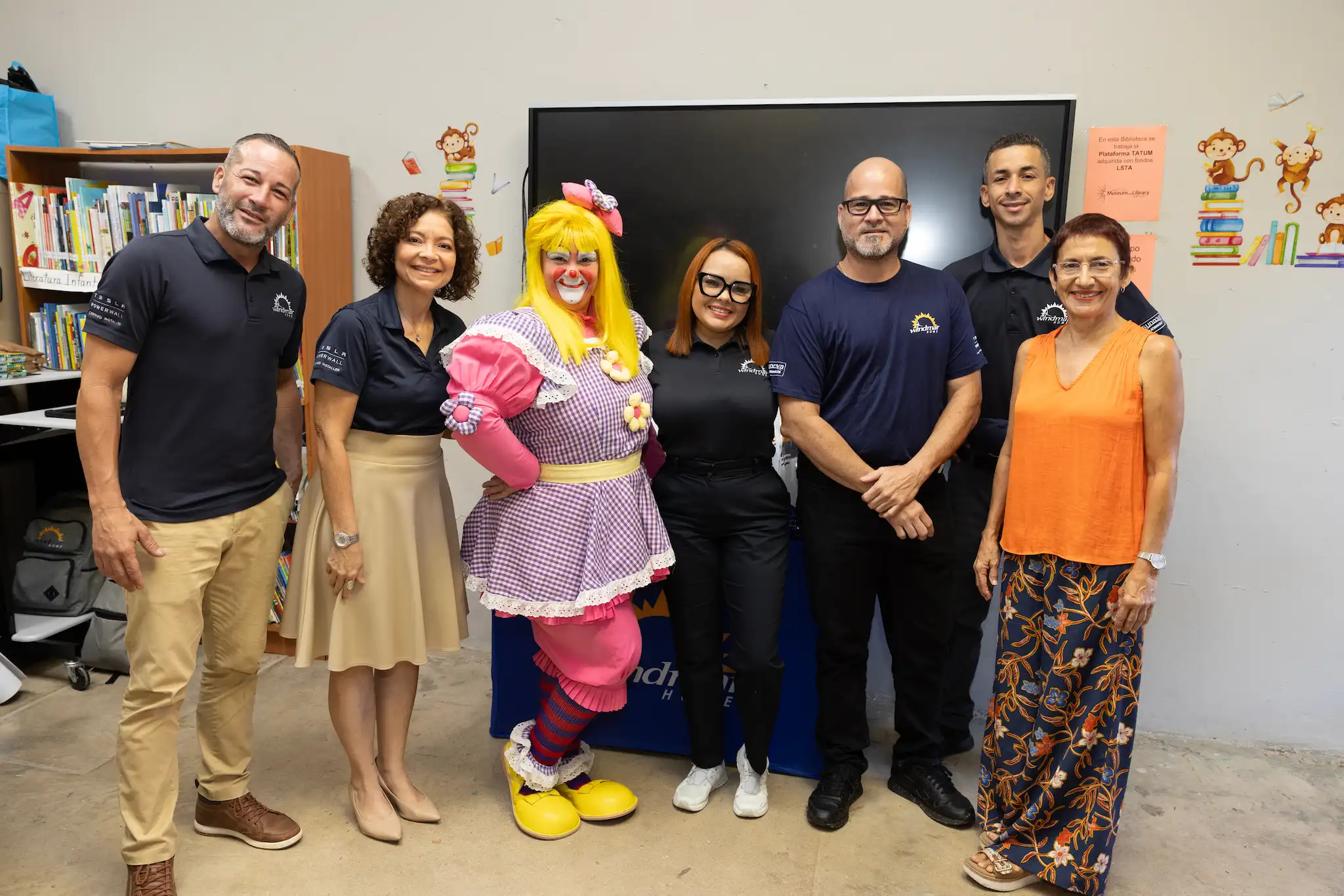 Equipo WindMar con mascota en evento comunitario