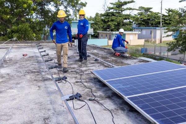 Brigada WindMar Home instalando paneles solares QCells en techo de hormigón en Puerto Rico